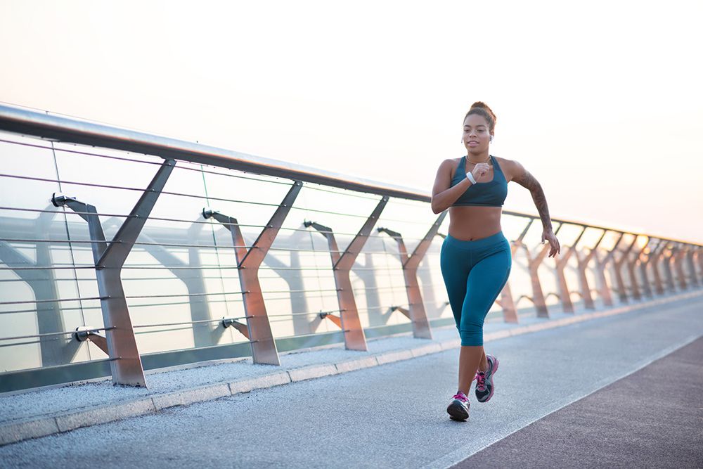 Đi bộ nhanh không quá mệt như chạy nhưng nó cũng giúp bạn nâng cao sức khỏe và lấy lại vóc dáng