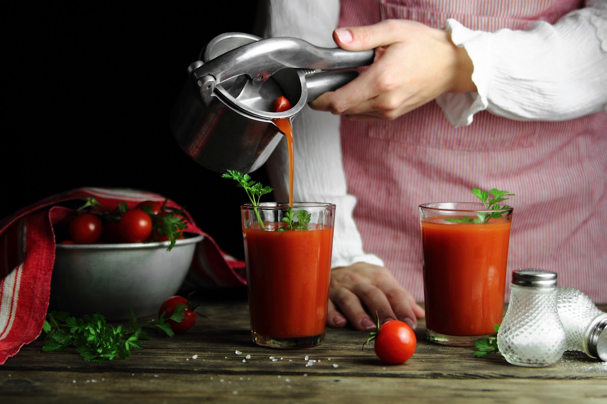 Khám phá công dụng tuyệt vời của nước ép cà chua đối với sức khỏe